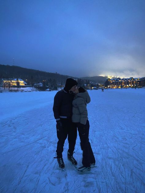 Ice Skating Date, Skating Date, Ice Skating Pictures, Christmas Couple Pictures, Skating Pictures, Snow Couple, Couples Ideas, Snow Trip, Night Couple