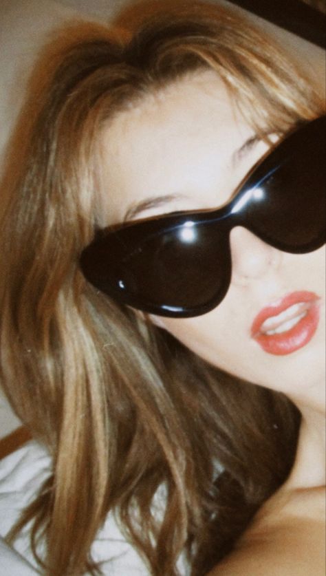 Insta @luciaaperrotti: 90s aesthetic, inspo, cat eye sunglasses, flash photography Flash Photography Aesthetic, Sunglasses Aesthetic, Funky Sunglasses, Reflective Sunglasses, Sunglasses Outfit, Flash Photo, 90s Girl, Vintage Flash, Birthday Shoot