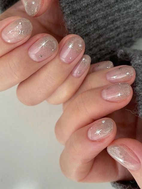 Pink Korean Nail Art, Short Nail Korean Style, Grey And Pink Nail Designs, Silver Nails Elegant, Winter Korean Nails, Korean Winter Nails, Cute Winter Nails Short, Gel Nails Silver, Classy Looks