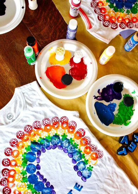 Diy Swag, Foam Stamps, Craft Apron, Rainbow T Shirt, Diy Rainbow, T Shirt Painting, Tshirt Crafts, Found Objects, Rainbow Kids