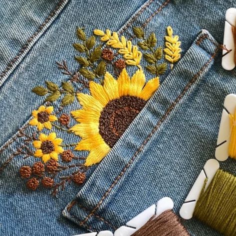 Sunflower Thread Embroidery, Hand Embroidery Overalls, Embordery Jeans, Simple Jean Embroidery, Cute Jean Embroidery Ideas, Sewing Flowers On Jeans, Denim Hand Embroidery, Sunflower Hand Embroidery Patterns, Embroidery Patterns For Clothes