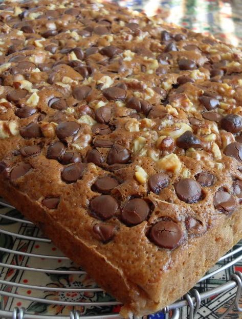 The English Kitchen: Chocolate Chip Oatmeal Cake Chocolate Chip Oatmeal Cake, Oatmeal Chocolate Chip Cake, Oatmeal Chocolate Chip Cake Recipe, Oatmeal Chocolate Cake, Chocolate Oatmeal Cake, Oat Cake Recipes, Chocolate Chip Cake Recipe, Oatmeal Cake, Gf Flour