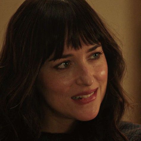 Dakota Johnson Updates Am I Okay? Dakota Johnson, Dakota Johnson Am I Ok, Dakota Johnson Fifty Shades Of Grey, Stephanie Allynne, Anime Ports, Dakota Johnson Bangs, Tig Notaro, Dakota Johnson Hair, Jesse Johnson