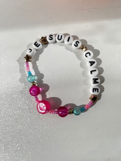 je suis calme Tswift Bracelets, Friendship Bracelets Taylor Swift, Bracelets Taylor Swift, Concert Bracelets, Taylor Bracelets, Eras Bracelets, Swift Bracelet, Bracelets Inspiration, Beaded Braclets