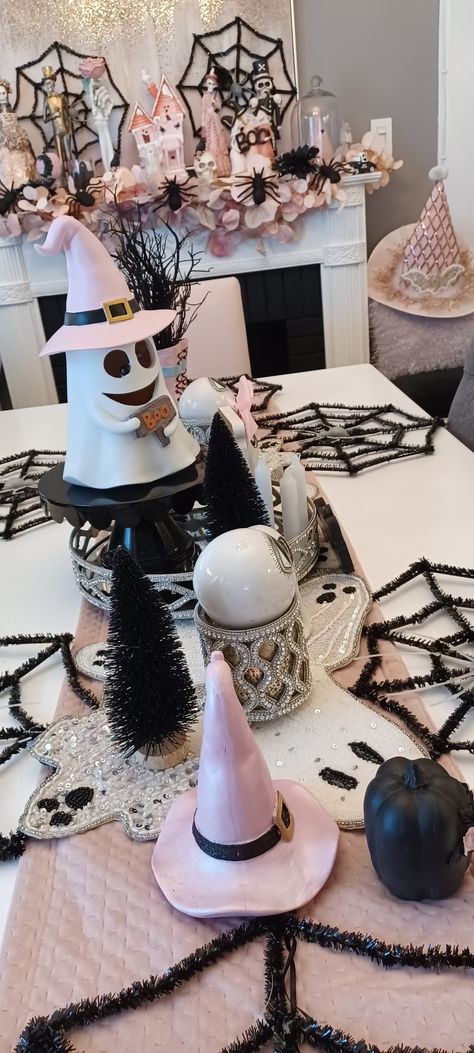 Halloween Sleepover, Black Christmas Decorations, Halloween Table Settings, School Halloween Party, Halloween Baskets, Adornos Halloween, Halloween Party Diy, Halloween Hair, Halloween Event