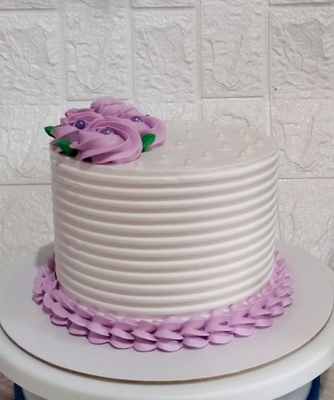 Simple Cakes For Women Birthdays, Simple Cake Designs Birthday Women, Simple Birthday Cakes For Women, Rosette Cake Ideas, Round Cake Decorating Ideas, 6in Cake, Christmas Cakes Images, New Cake Design, Cake Designs For Girl