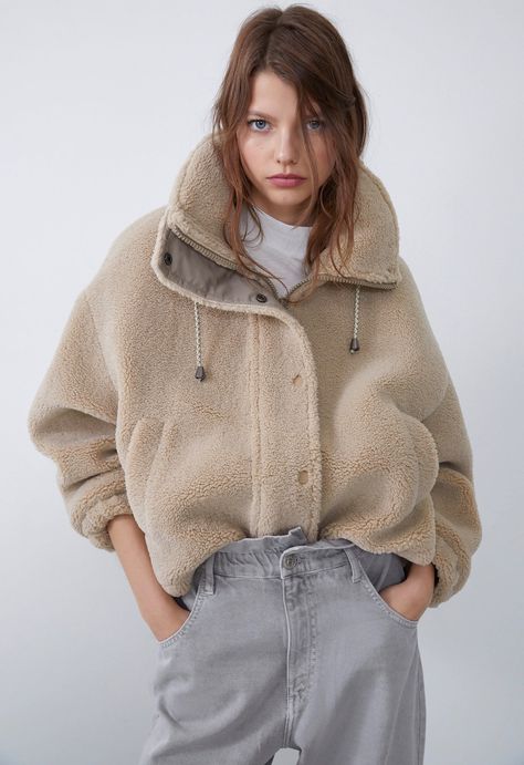 16 Must-Have Pieces That Prove Fleece Has Gone High Fashion - theFashionSpot Plain Jacket, Sporty Spice, Faux Shearling Jacket, Outfit Vintage, Clothing Pieces, Casual Weekend, 가을 패션, Shearling Jacket, Outfit Casual