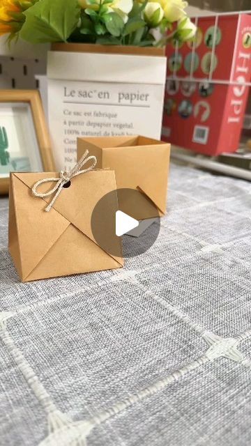 be proud of the gifts you're giving on Instagram Gifting Packaging Ideas, Paper Containers Diy Gift Boxes, Diy Craft Packaging, Easy Gift Wrap Ideas, Diy Paper Packaging, Paper Box Making Ideas, Easy Paper Gift Ideas, Paper Box Diy Gift, Craft Ideas Origami