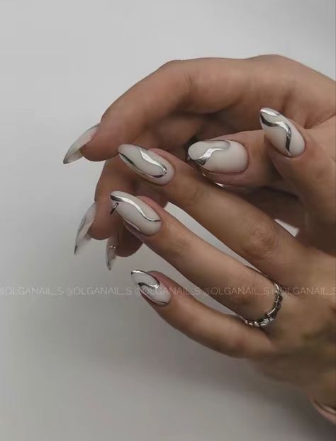 Metalic Swirl Nails, Silver Swirl Acrylic Nails, Chrome Nails With Swirls, Nails With Chrome Lines, Silver Chrome Nails Coffin, White Nails Silver Design, Silver Chrome Swirl Nails, Silver Squiggle Nails, Crom Nailart