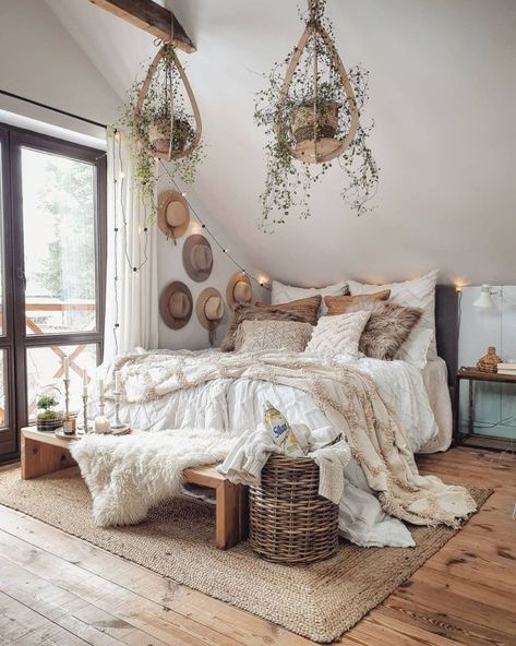 23 of the Most Sought after Boho Bedroom Decor on Instagram this Month Feng Shui Bedroom Decor, Bedroom Decor For Couples Romantic, Bedroom Decor For Women, Boho Bedroom Design, Stile Boho Chic, Romantic Bedroom Decor, Rustic Bedroom Decor, Bedroom Decor For Couples, Eclectic Interior Design