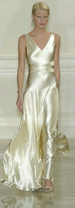 Ralph Lauren: This beautiful silk satin gown makes my mouth water. Screams Vintage Hollywood Vintage Cream Wedding Dress, Silk Dress Runway, Ralph Lauren Wedding Dress, Ralph Lauren Wedding, Cream Gown, Katherine Hepburn, Satin Evening Gown, 파티 드레스, فستان سهرة