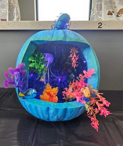 Pumpkin Painting Ideas Kindergarten, Fish Bowl Pumpkin Decorating, Fish Tank Pumpkin Decorating, Kids Pumpkin Decorating Contest, Pumpkin Decorations Ideas, Fish Pumpkin Painting, Aquarium Pumpkin Ideas, Under The Sea Pumpkin Ideas, Angler Fish Pumpkin