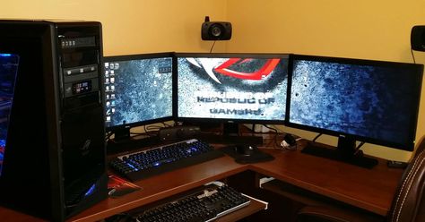 How to set up multiple monitors for PC gaming Best Dual Monitor Setup, Video Game Room Ideas, Multiple Monitor Setup, Spy Stuff, Game Room Ideas, Dual Monitor Wallpaper, Dual Monitor Setup, Gaming Center, Gaming Desk Setup