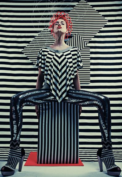 Bauhaus Fashion, Runway Photography, Design Black And White, Photography Street, Kunst Inspiration, Fashion Runway, Fashion Costume, Black And White Design, Op Art