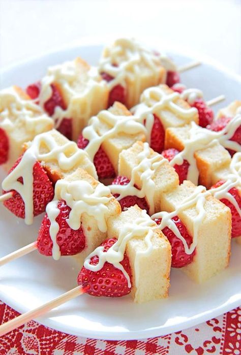 Strawberry Shortcake Kabobs, Recept Sandwiches, Fest Temaer, Oreo Dessert, Vanilla Yogurt, White Cake, Strawberry Recipes, Egg Whites, Mini Desserts