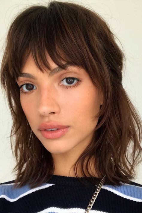 📸 katiedownermakeup "What we’re ending up with is a cross between the '90s shag and the harder '80s mullet – we're coining this 'the shullet' – the must-have hair trend for summer 2021!" Think: the classic choppy fringe of a mullet, with the feathery layers of a shag cut. Brunette Mullet Women, Mullet Vs Shag, Choppy Fringe Bangs, Fringe Shag Haircut, Layered Haircut With Fringe, Shag Hairstyles Straight Hair, Short Shag Straight Hair, Femme Mullet, 90s Shag Hair