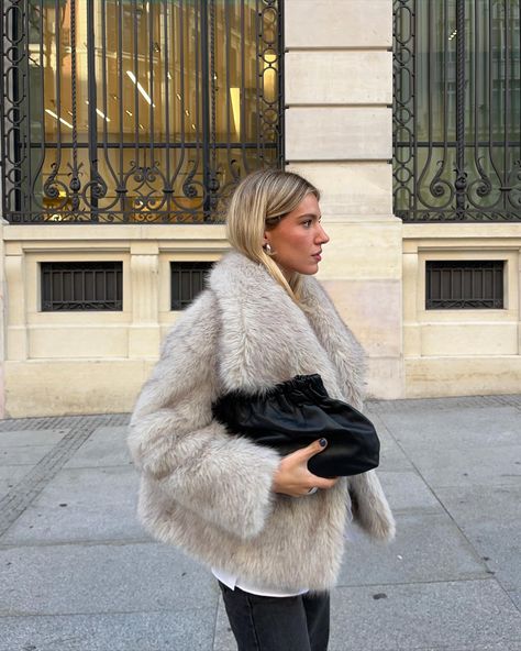 Andrea Noguero (@andreanoguero) | Instagram profile Old Money Winter, Style Anglais, Fashion Pics, Fur Coats Women, England Fashion, Office Attire, Turndown Collar, Effortless Elegance, Women Sleeve