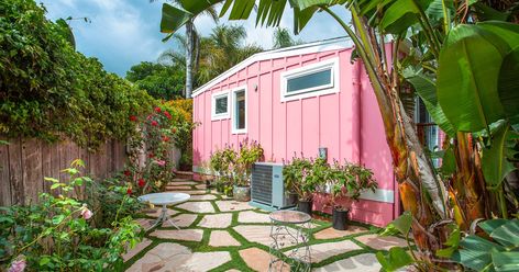 Paradise Cove isn’t your average trailer park: neighbors include Matthew McConaughey, Minnie Driver, and fellow blonde bombshell Pamela Anderson. Pink Mobile Home Exterior, Pink Beach House Exterior, Cute Trailer Homes, Pink Mobile Home, Pink Airbnb, Pink Cottages, Cute Trailer, Coastal Airbnb, Tropical Gyaru