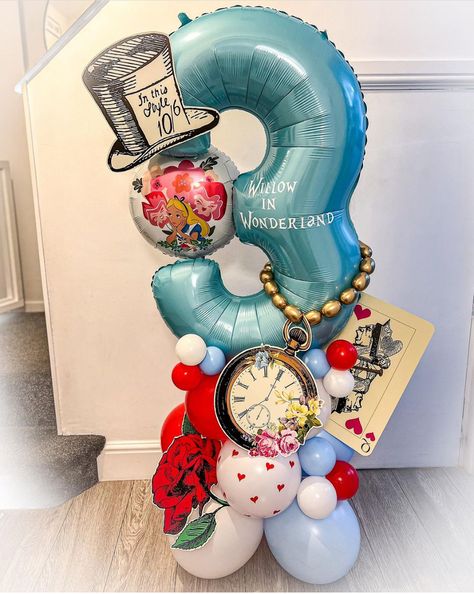 Alice In Wonderland Balloon Arch, Age Balloons, Bouquet Balloons, Party Balloons Diy, Balloon Clusters, Balloon Garland Diy, Mad Hatter Party, Balloon Display, Diy Balloon Decorations