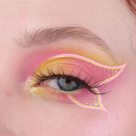 Rosy maple moth // Dryocampa rubicunda 🩷 Introducing a new series on my page: moth makeup!! #mothsofhappiness I freaking love moths bro. They're such cute creatures and they come in all shapes and sizes, so I thought it would be fun to do some makeup looks inspired by them and share more of their beauty 🥰🩷 Information I have found: The rosy maple moth is a day-active moth and can be found in North America. Their beautiful pink and yellow wings will reach a width of up to 5 cm, so they are ... Lunar Moth Makeup, Rosie Maple Moth, Moth Face Paint, Rosy Maple Moth Costume, Luna Moth Makeup, Moth Makeup Halloween, Rosy Maple Moth Aesthetic, Rose Maple Moth, Maple Moth Tattoo