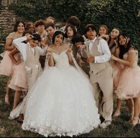 Quinceanera Court Outfits, Quince Court Pictures, Quinceanera Court Pictures, Quince Court Outfits, Quince Picture Ideas, Chambelanes Outfits, Quince Court, Quinceanera Court, Quinceañera Photoshoot Ideas