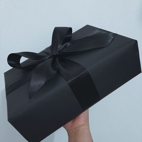 Black Gifts For Boyfriend, Black Gift Wrapping Ideas For Men, Gift Packaging Ideas For Men, Gift Box For Men Diy, Gift Wrapping Boyfriend, Gift Wrapping For Men Birthday, Luxury Birthday Gifts For Boyfriend, Gift Wrapping Ideas Box Presents, How To Wrap A Gift For Boyfriend