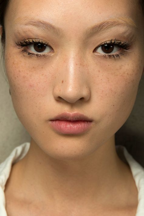 Jing Wen Clumpy Mascara Aesthetic, Bleach Brows, Clumpy Mascara, Bleached Brows, Korean Natural Makeup, Bleached Eyebrows, Sixties Style, Blonde Eyebrows, Bright Eyeshadow