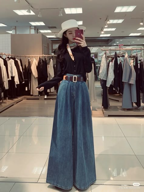 Balloon Leg Jeans Outfit, Balloon Pants Outfit Denim, Extra Wide Leg Jeans Outfit, Denim Palazzo Pants Outfit, Balloon Pants Outfit, Extra Wide Leg Jeans, Dressing Feminine, Denim Palazzo Pants, Denim Palazzo