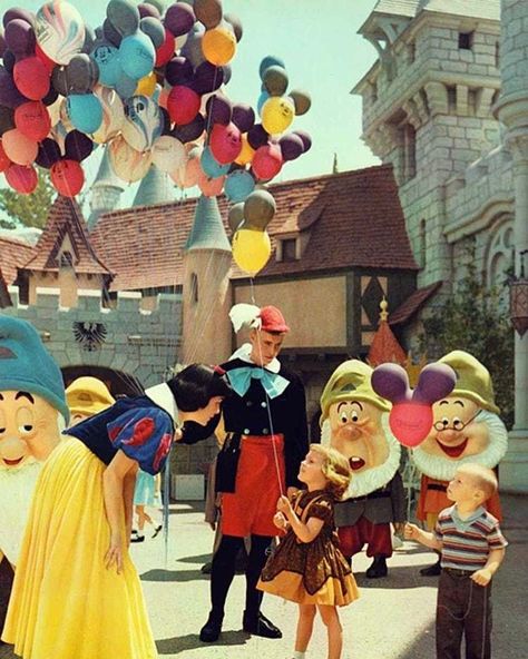 Disney Viejo, Disneyland Vintage, Disney Amor, Disney Parque, Disneyland Photos, Harry Truman, Retro Disney, Disneyland Pictures, Vintage Disneyland