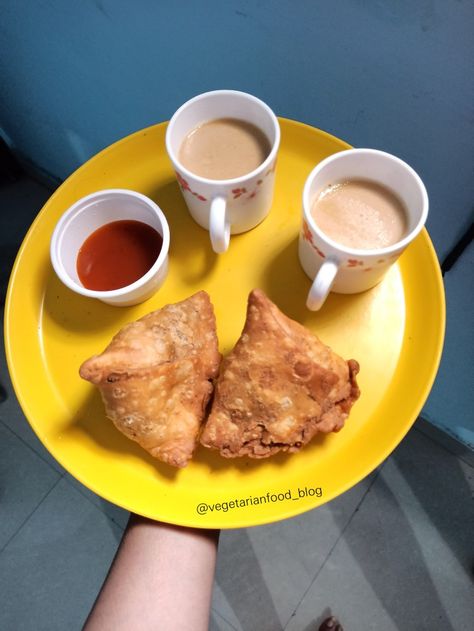 #Samosa #Chai
#eveningsnacks
#Streetfood #India #samose #chailover #tea #tealovers #snacks #vegfood #foodpic #foodie #delhifood #priyamvadaa Street Food India, Chai Samosa, Evening Snacks, Samosa, Street Food, Snacks, Meat, India, Tea