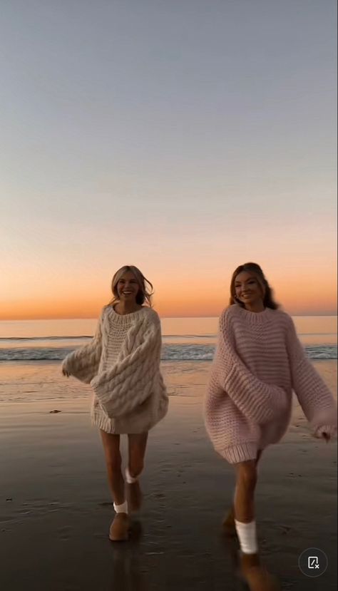 California Beach Outfit Winter, Winter On The Beach Outfits, Winter Beach Dress, Beach Cozy Outfit, Winter Outfits Beach, Beach Cold Outfit, Beach Pictures In Winter, Chilly Beach Outfit, Beach In Winter Outfit