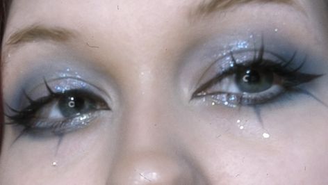 Dark blue makeup inspired by vkei (not vkei makeup!!) And sparkly! Blue Eyeshadow Halloween, Fairy Makeup Blue, Dark Blue Makeup, Melanie Martinez Makeup, Junk Kouture, Funky Makeup, Dag Make Up, Elegantes Makeup, Mekap Mata