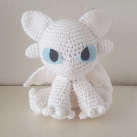 Light Fury amigurumi made by JSThreads. Pattern by Sarselgurumi Ori And The Blind Forest Crochet Pattern, Light Fury Crochet Pattern, Toothless Free Crochet Pattern, Night Fury Crochet Pattern Free, White Crochet Amigurumi, Toothless Dragon Crochet Pattern Free, Toothless Crochet Pattern Free, Crochet Toothless, Amigurumi Design