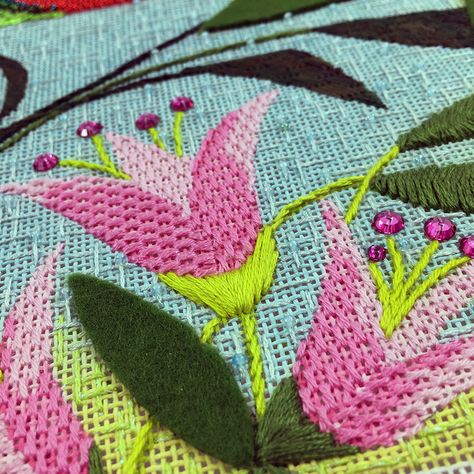 Needlepoint Crafts, Needlepoint Birds, Finishing Needlepoint, Needlepoint Flowers, Needlepoint Finishing, Needlepoint Ideas, Needlepoint Stitch, Feather Stitch, Canvas Work