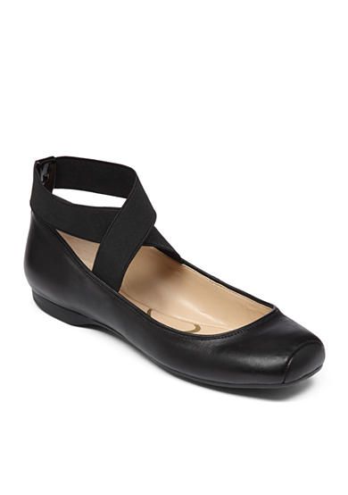 Jessica Simpson Mandalaye Flats How To Wear Jeans To Work, Jessica Simpson Ballet Flats, Black Flats Shoes, Minimalist Shoes, Black Ballet Flats, Black Women Fashion, Shoe Obsession, Ballet Flat Shoes, Business Outfits