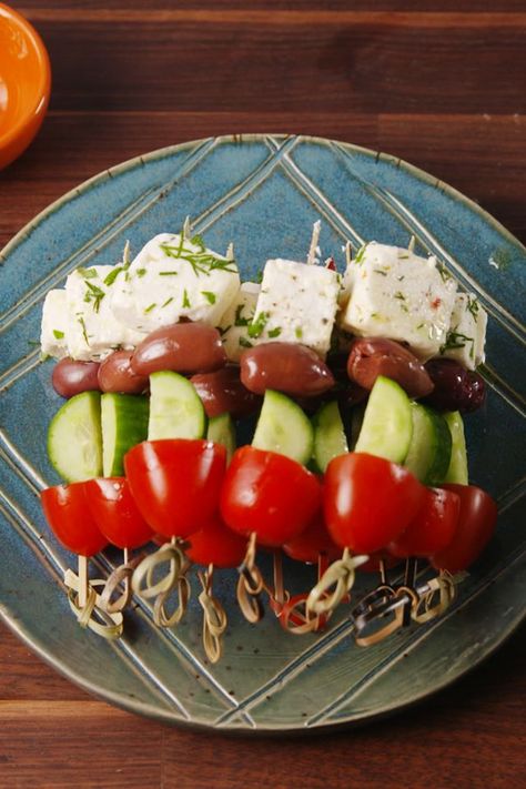 Greek Salad Skewers vertical Greek Skewers, Finger Foods Appetizers, Summer Party Appetizers, Summer Appetizers, Appetizers Ideas, Greek Appetizers, Greek Potatoes, Classic French Dishes, Bite Size Appetizers