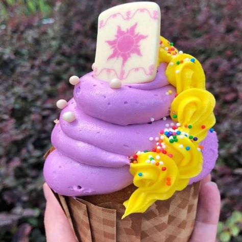 Tangled Cupcakes, Birthday Cake Disney, Rapunzel Cupcakes, Bolo Rapunzel, Disney Sweets, Disney Foods, Disney Inspired Food, Princess Cupcake, Disney Cupcakes