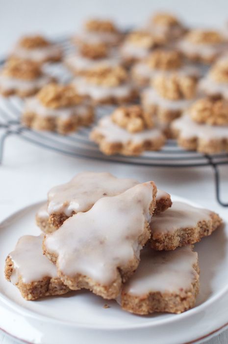 Swiss Anise Cookies, Walnut Christmas Treats, Swiss Miss Brownies, Swiss Christmas Cookies, Walnut Cookies Recipe, Authentic German Christmas Cookies, Swiss Recipes, German Cookies, Walnut Cookies