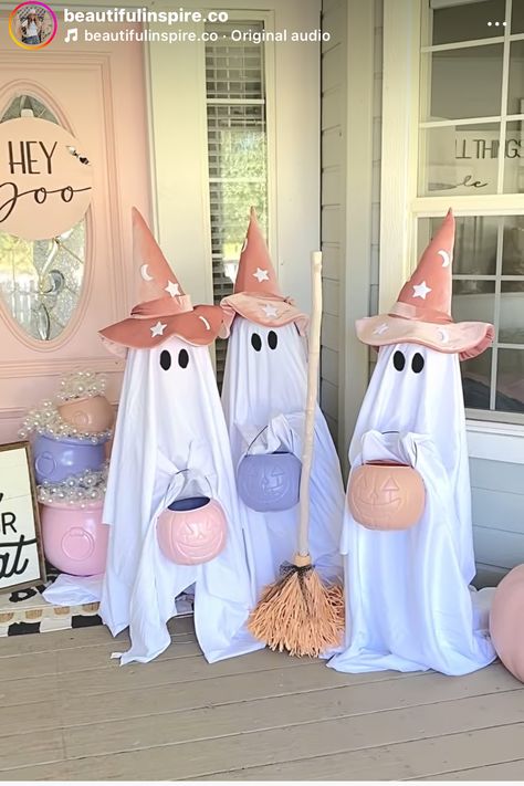 Pumpkins And Princesses Party, Unicorn Halloween Decorations, Halloween Driveway Candy Table, Mini Couldren Ideas, Trick Or Treat Porch Ideas, Easy Halloween House Decorations, Indoor Trunk Or Treat Table Ideas, Pink Trunk Or Treat Ideas, Barbie Halloween Decor