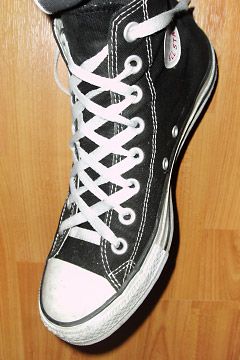 Converse Shoelaces Ideas High Tops, Ways To Lace Converse High Tops, How To Tie Converse Laces High Tops, How To Lace Converse High Tops, Converse Laces Ideas High Tops, Highcut Converse, Converse Laces Ideas, How To Tie Converse, Converse Laces