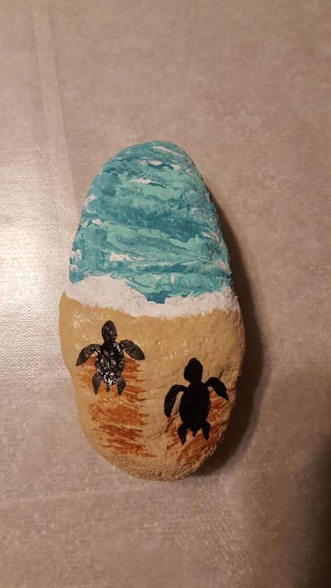 Baby seaturtles crawling to ocean free hand painted rock Drawing On Pebbles Ideas, Tropical Rock Painting, Rock Painting Ideas Turtles, Rock Painting Ocean Theme, Rock Painting Ideas Ocean, Ocean Themed Painted Rocks, Pebble Painting Ideas Acrylics, Rock Painting Beach, Turtle Painted Rocks