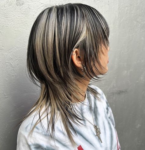 Mullet With Chunky Highlights, Blonde And Black Wolfcut, Skunk Stripe Mullet, Chunky Highlights Mullet, Tiger Stripe Hair, Skunk Stripe Hair Black, Skunk Hair Wolf Cut, Black Hair With White Highlights, Punk Hair Color