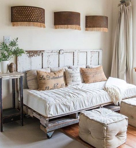 17 Unique DIY Daybed Ideas Perfect for a Multipurpose Space Farmhouse Daybeds, Guest Room Daybed, Pallet Bank, Wooden Pallet Beds, Daybed Room, Sofa Daybed, Diy Daybed, Pallet Bed, Deco Studio