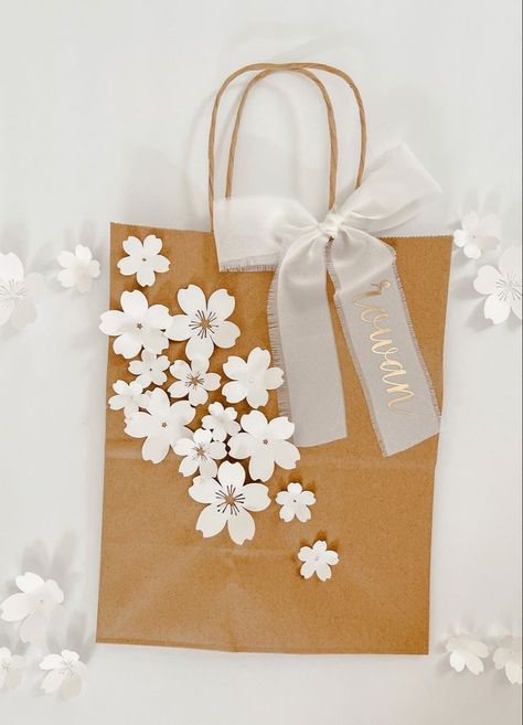 Paper Bag Diy Decoration, Paper Bag Gift Ideas Packaging, Kraft Bags Decoration, Homemade Paper Bag, Diy Paper Bag Design, Paper Bags Decoration Ideas, How To Decorate Brown Paper Gift Bags, Gift Bags Decorating Ideas, Pretty Gift Bags Packaging Ideas