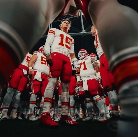 Patrick Mahomes Aesthetic, Nfl Aesthetic, Patty Mahomes, Kansas City Chiefs Funny, Pat Mahomes, Chiefs Wallpaper, Nfl Chiefs, Red Kingdom, Kc Chiefs Football