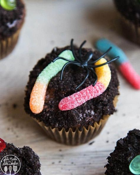 45  Best Quick and Easy Spooky Halloween Cupcakes Diy Halloween Cupcakes, Dirt Cupcakes, Frosting For Chocolate Cupcakes, Delicious Halloween Treats, Halloween Food Crafts, Witch Cupcakes, Halloween Food Cupcakes, Spider Cupcakes, Kids Halloween Food