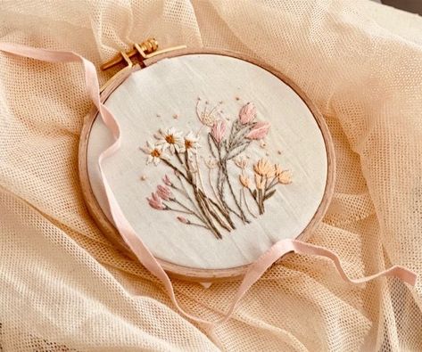 One of my favorites, wildflowers blowing in the wind. Pintura A Guache, Learning To Embroider, Beginner Embroidery, Beginner Embroidery Kit, Hand Embroidery Kits, Easy Embroidery, Towel Embroidery, Cotton Gift Bag, Cindy Lou