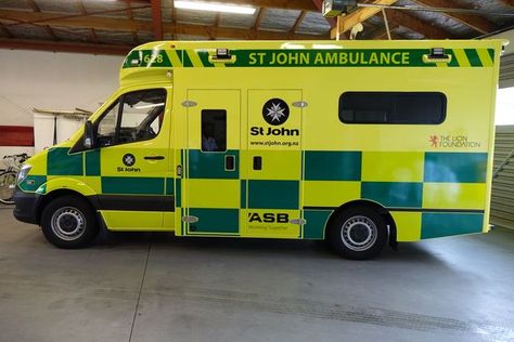 St John Ambulance, Emergency Doctor, Medical Dental, Emergency Medical Services, Classic Vans, Rescue Vehicles, Medical History, Vw T5, Car Graphics