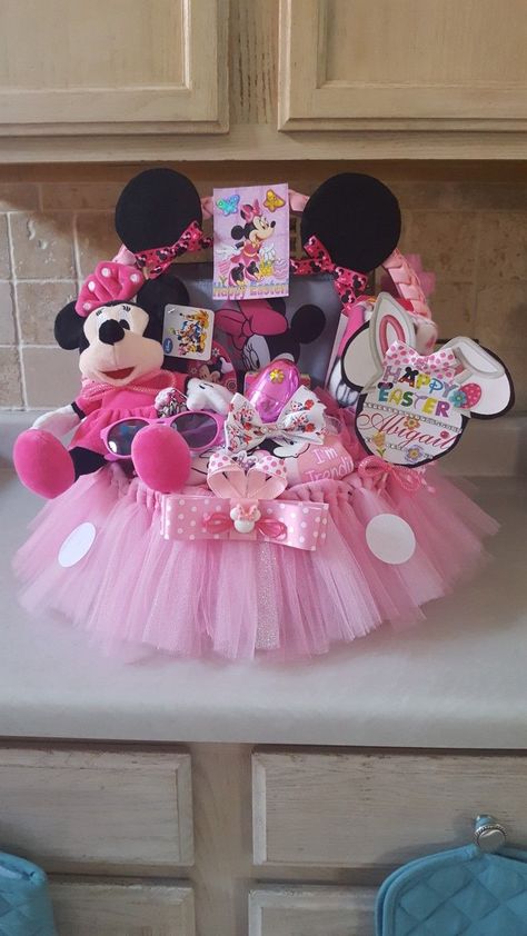 Minnie Mouse Easter Basket, Summer Gift Baskets, Minnie Mouse Gifts, Mickey Mouse Gifts, Minnie Mouse Birthday Party Decorations, Minnie Mouse Toys, Gifts Baskets, Unique Gift Baskets, Girl Gift Baskets