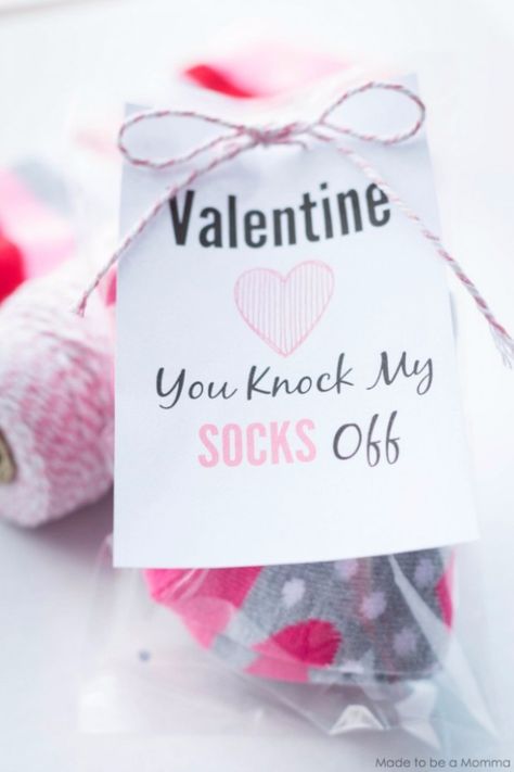 Best DIY Valentines Day Gifts - Valentine Socks Gift - Cute Mason Jar Valentines Day Gifts and Crafts for Him and Her | Boyfriend, Girlfriend, Mom and Dad, Husband or Wife, Friends - Easy DIY Ideas for Valentines Day for Homemade Gift Giving and Room Decor | Creative Home Decor and Craft Projects for Teens, Teenagers, Kids and Adults http://diyjoy.com/diy-valentines-day-gift-ideas Valentines Day Gifts For Him Creative, Valentijnsdag Diy, Candy Free Valentines, Pinterest Valentines, Valentines Socks, Saint Valentin Diy, Roses Valentine, Valentines Bricolage, Friend Valentine Gifts